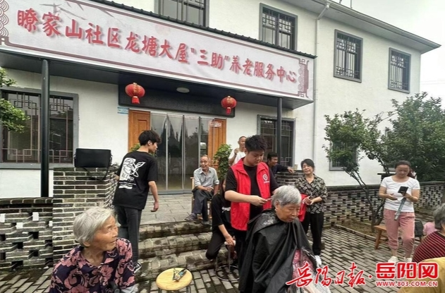 【岳阳日报】便民义剪送清凉 汨罗市汨罗镇社工和志愿者开展爱心义剪活动