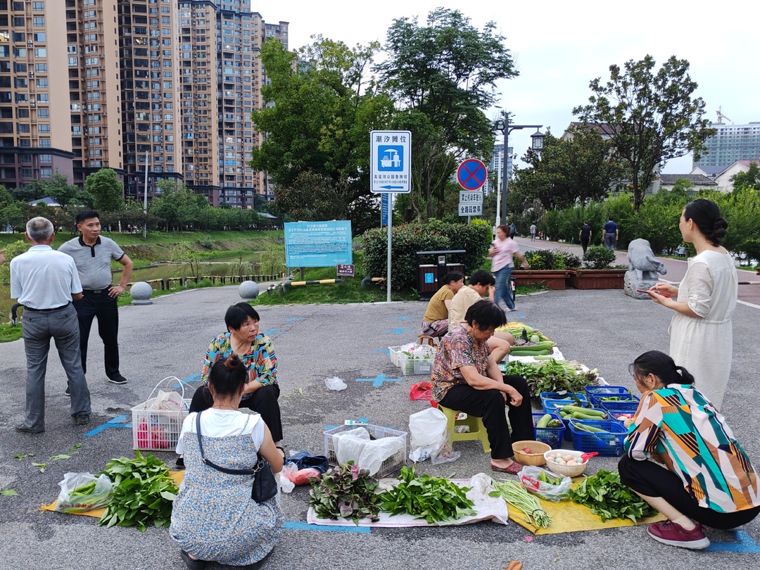 汨罗城管：“潮汐市场”“潮汐车位 ”让城市管理更有温度