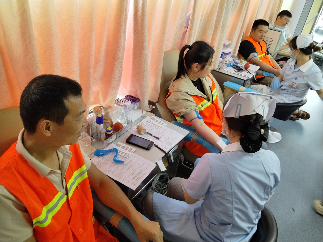 60余人集体献血 汨罗城管人用热血传递“37℃的爱”