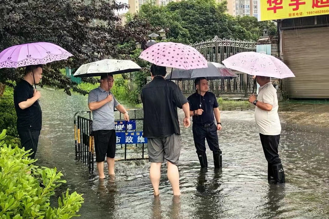 60人梯次投入！汨罗城管执法局坚决打赢城市防涝“持久战”