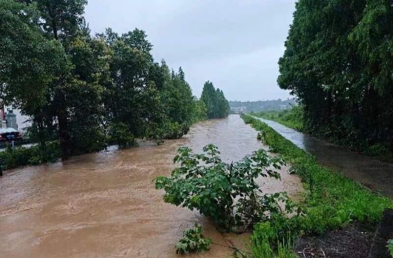直击防汛一线丨星火水库泄洪道淤积，居民开挖机抢险3小时疏通