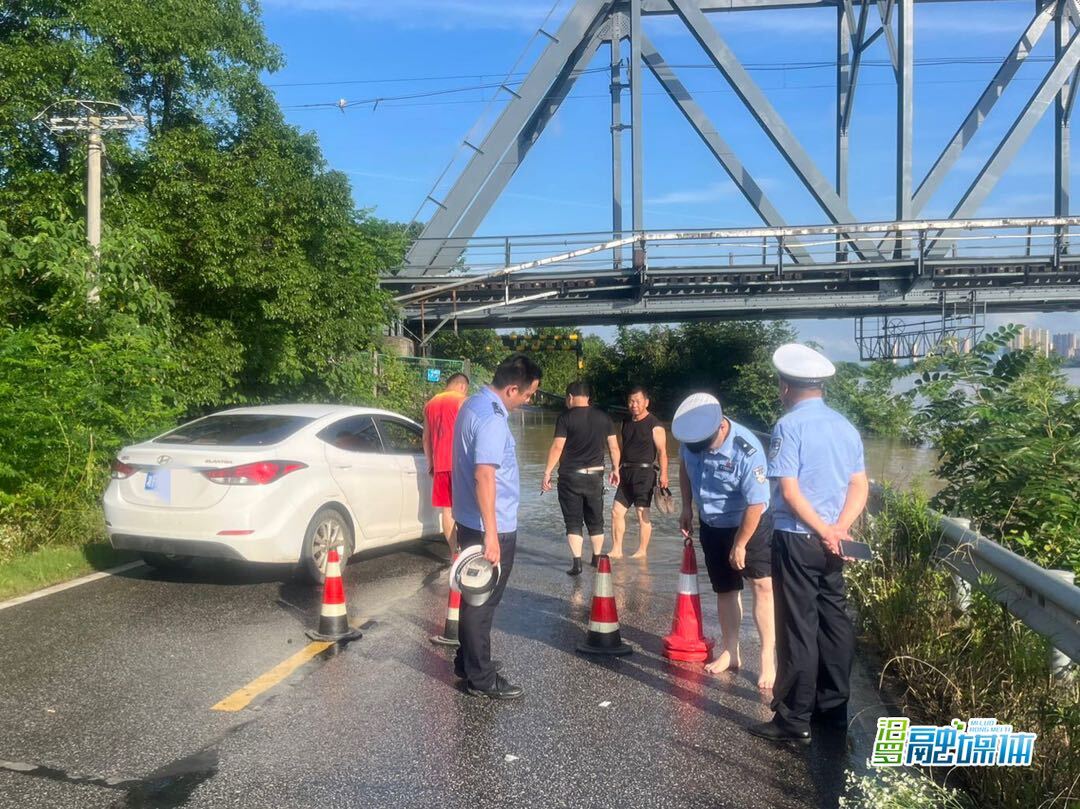 直击防汛一线丨车辆涉水被困，民警紧急救助