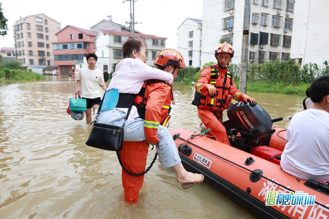 抗洪救援！湘潭消防68人18车连夜驰援汨罗