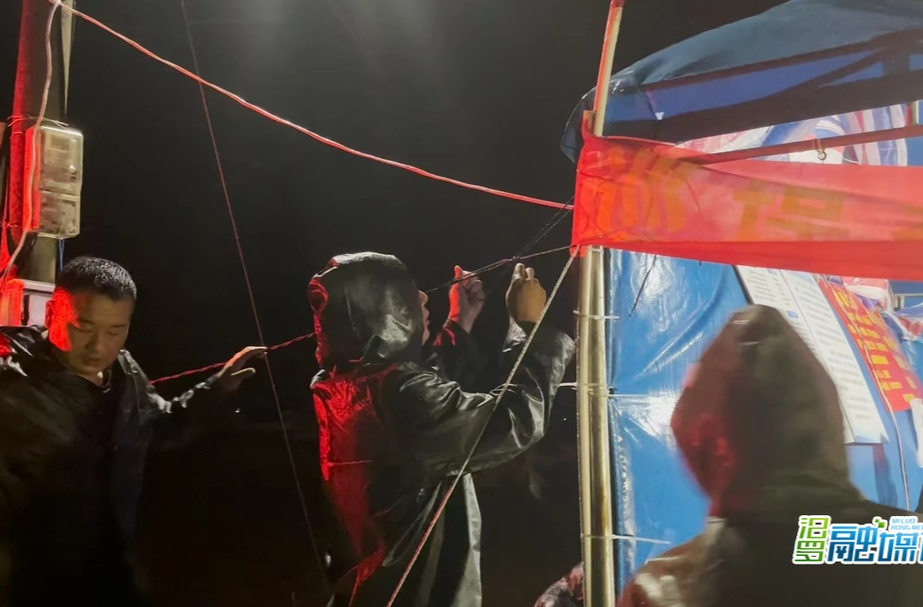 直击防汛一线丨磊石垸 ：基干民兵顶风冒雨抢修值守棚