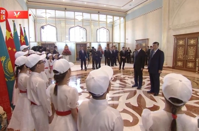 独家视频丨习近平在托卡耶夫陪同下欣赏哈萨克斯坦少年儿童演唱《歌唱祖国》
