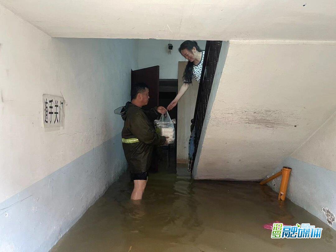 直击防汛一线丨众志成城 归义镇党员干部筑牢防汛救灾“爱心堤”
