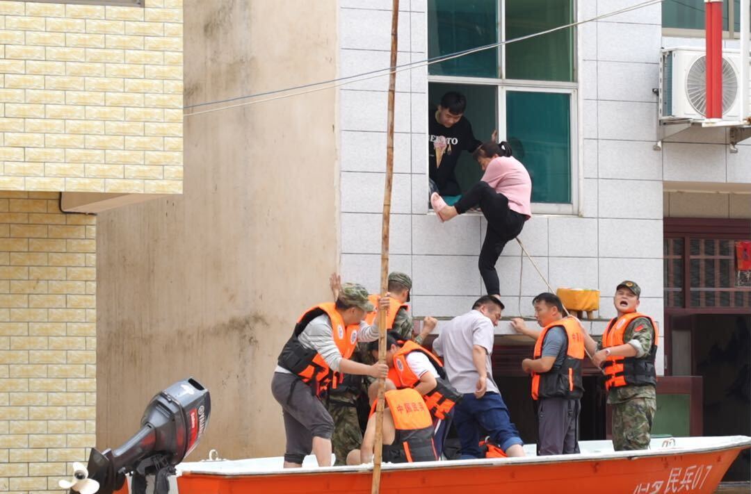 直击防汛一线丨奋战15小时，汨罗市人武部紧急疏散转移2000余名被困群众