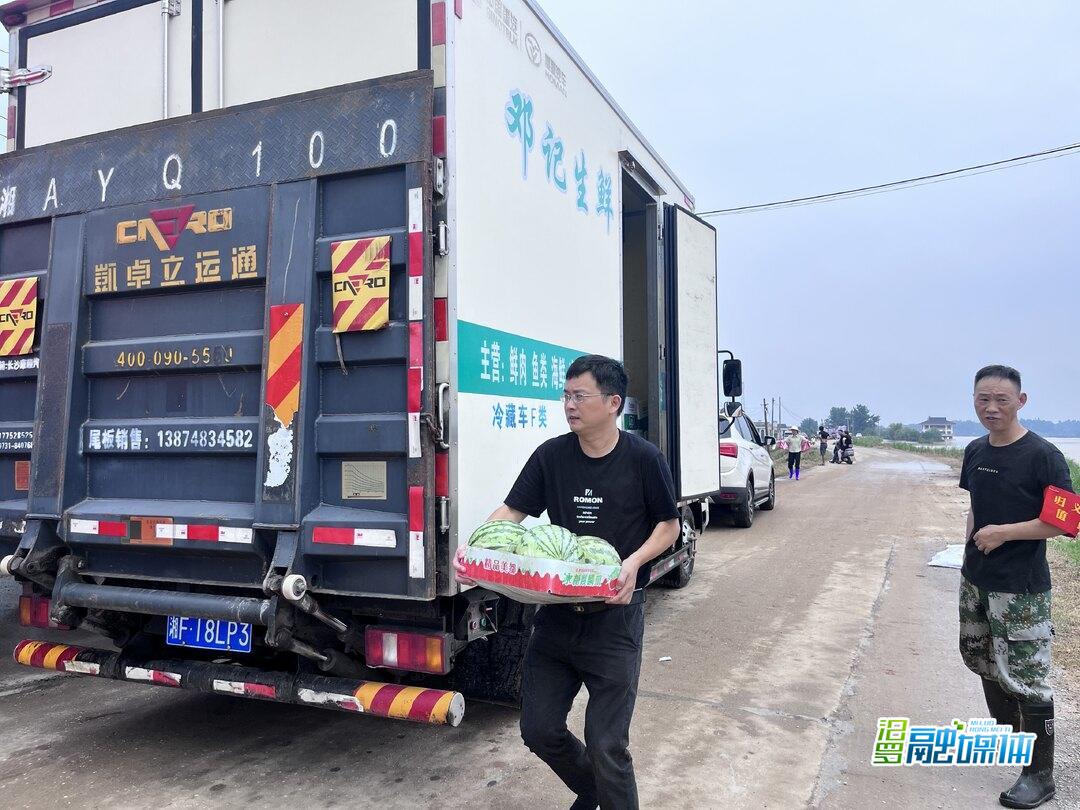 爱心企业为归义镇一线防汛抗灾人员送上慰问物资