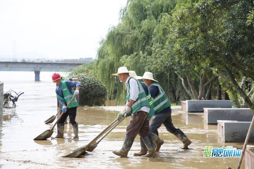 洪峰过境，汨罗城管加急按下城市“复位键”