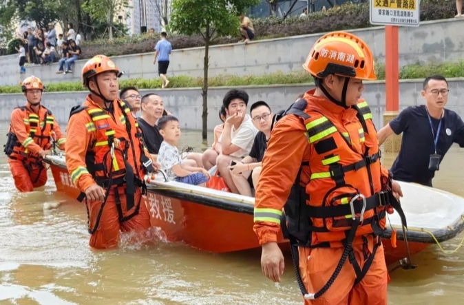 【岳阳日报】现场直击｜68人！18台车！连夜驰援汨罗