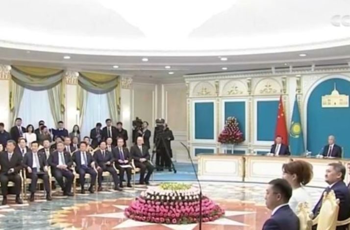 习近平同哈萨克斯坦总统托卡耶夫共同以视频方式出席中欧跨里海直达快运开通仪式