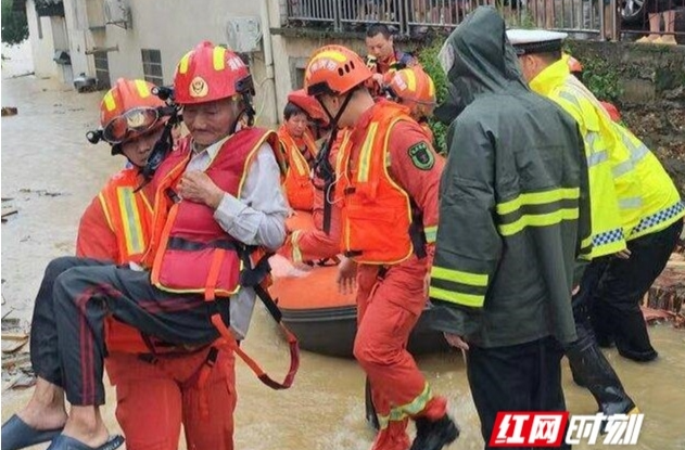 【红网时刻】“汛”速出击|暴雨致两名老人围困 汨罗消防交警紧急救援