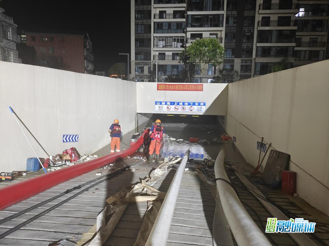 汨罗：小区积水 消防利用“龙吸水”排涝