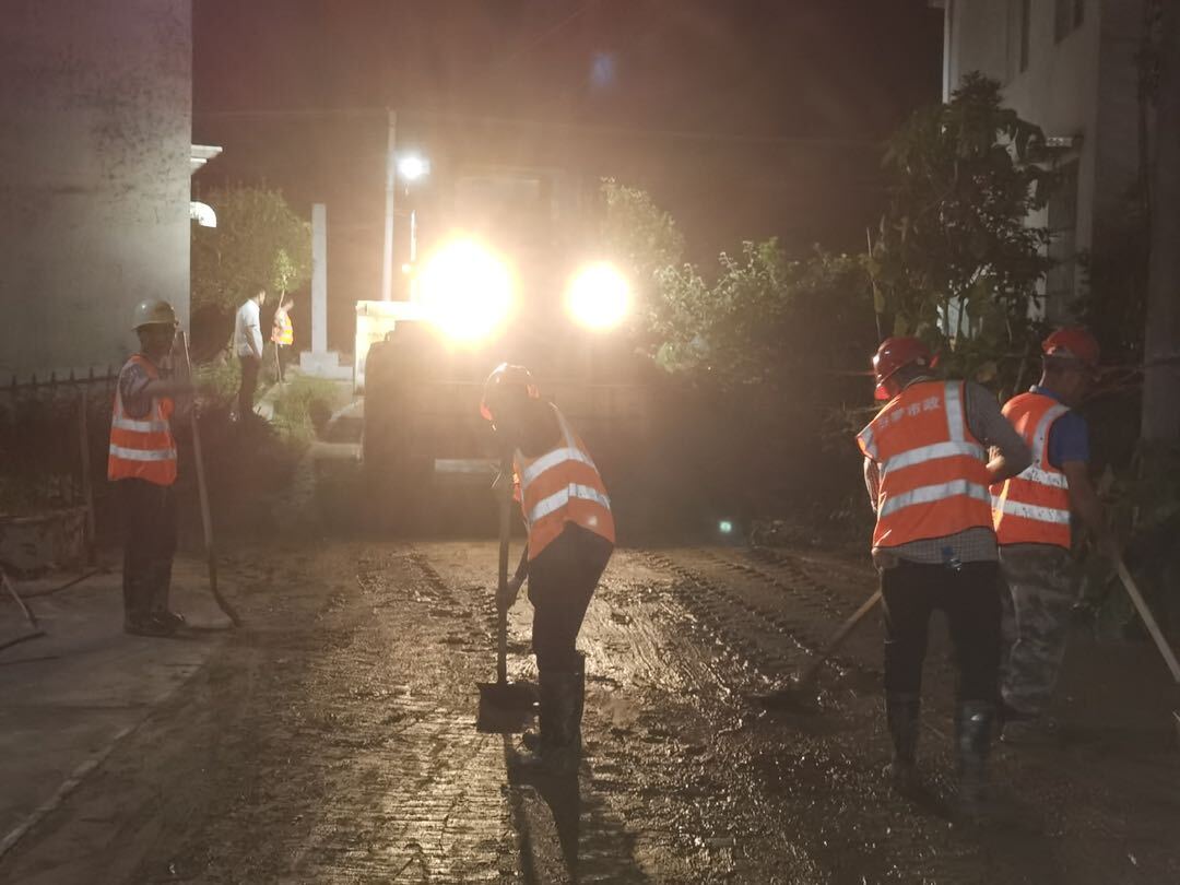直击防汛一线｜水退人进，汨罗市政这支小组说要战斗到底
