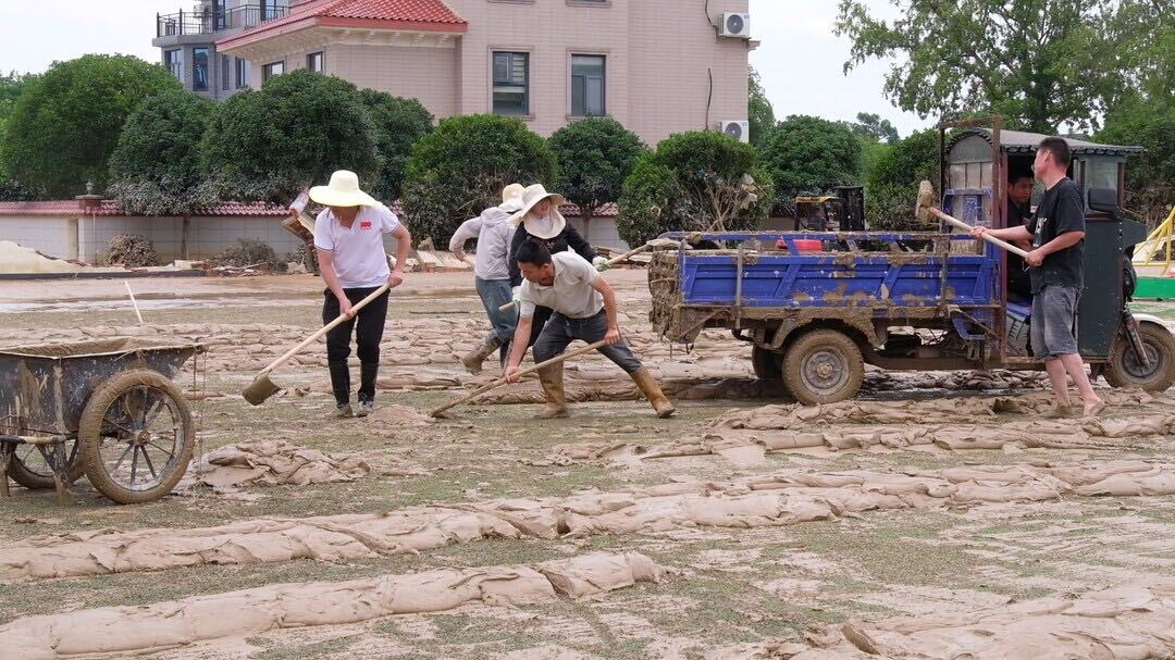 洪水退去 ，汨罗新市镇全员上阵，全力清淤