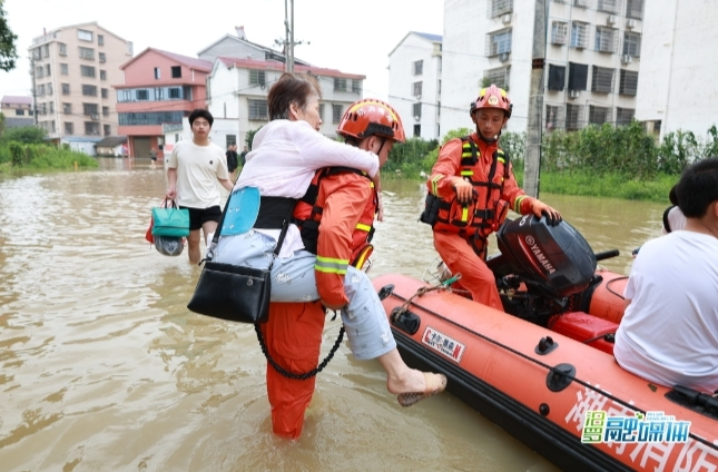 【新湖南】抗洪救援！湘潭消防68人18车连夜驰援汨罗