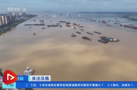 【央视新闻】[第一时间]关注汛情 湖南岳阳：洞庭湖城陵矶逼近保证水位