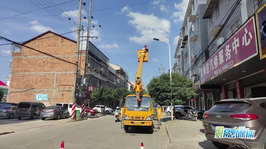 汨罗城管：迅速抢修恢复照明 保障市民出行安全