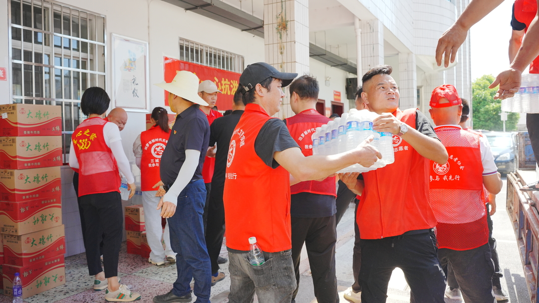 党旗扬 家园安丨践行责任担当，汨罗市两新党组织志愿者服务队参与长乐灾后重建