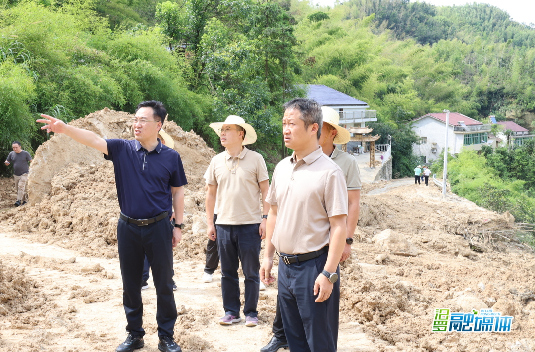 林恒求到弼时镇走访慰问党员代表 督导防汛救灾工作