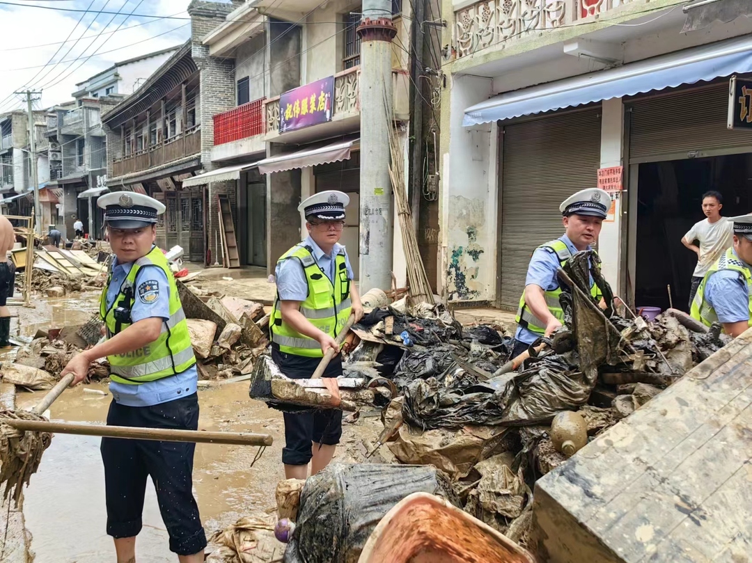从“浇警”变“焦警” ！汨罗交警冒暴雨战高温连续奋战在抗洪保畅最前线