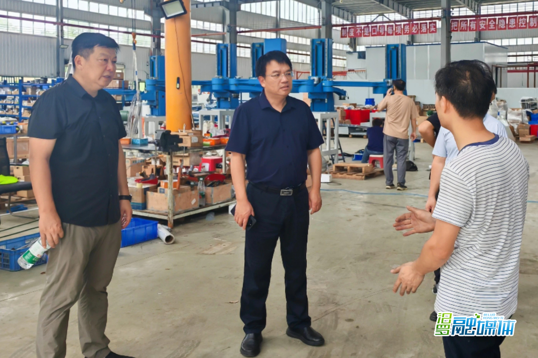 何厚德调度园区企业防暑降温和安全生产工作