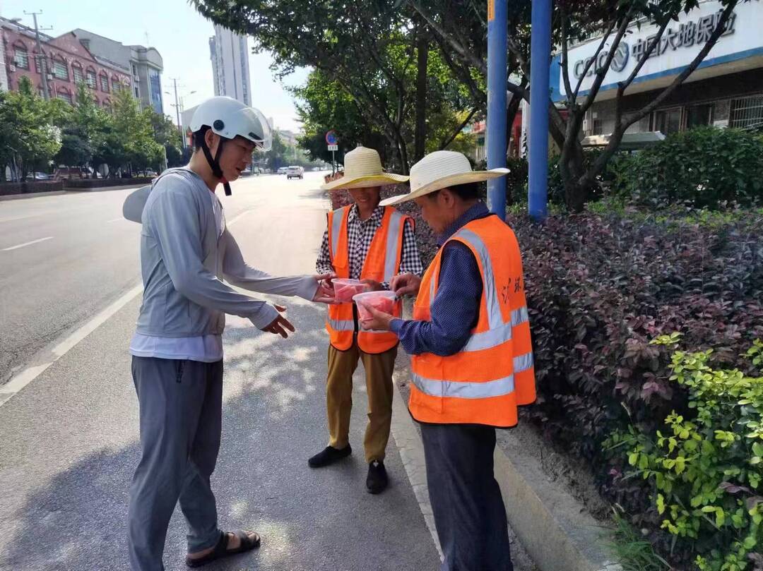 夏日送清凉 环卫工人获赠2000斤爱心西瓜