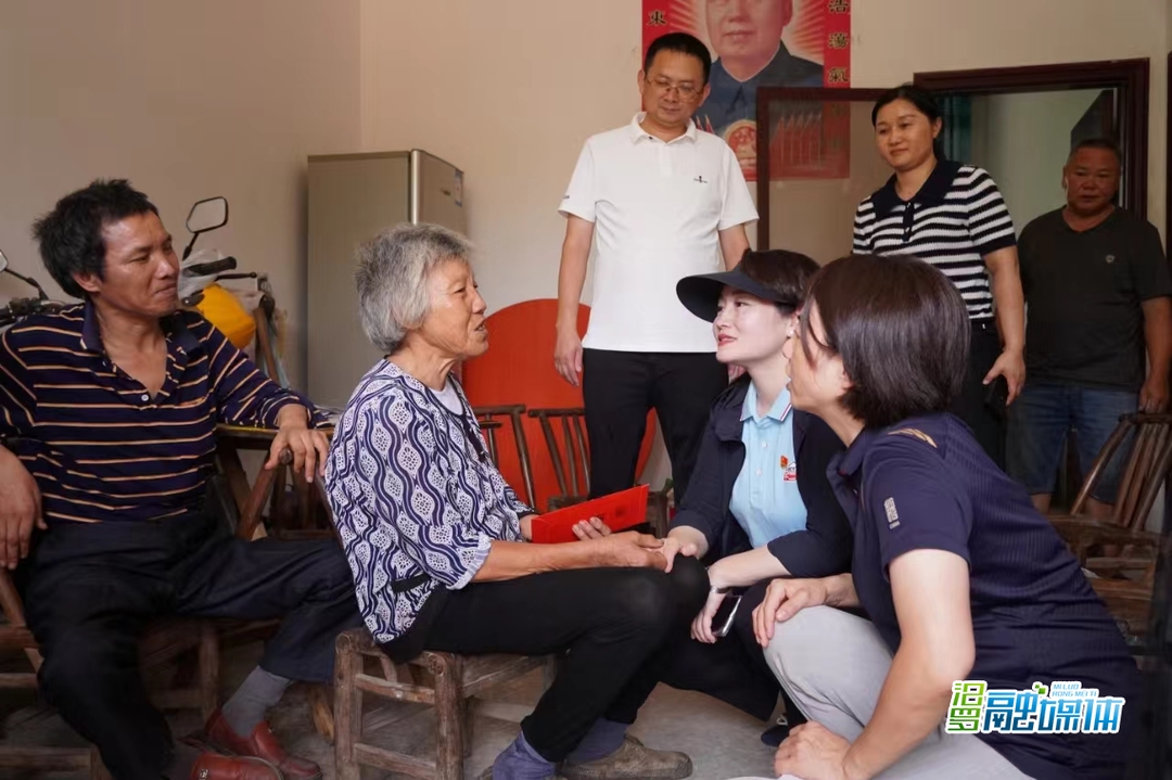 岳阳市妇联携手爱心企业到汨罗弼时镇慰问受灾困难家庭