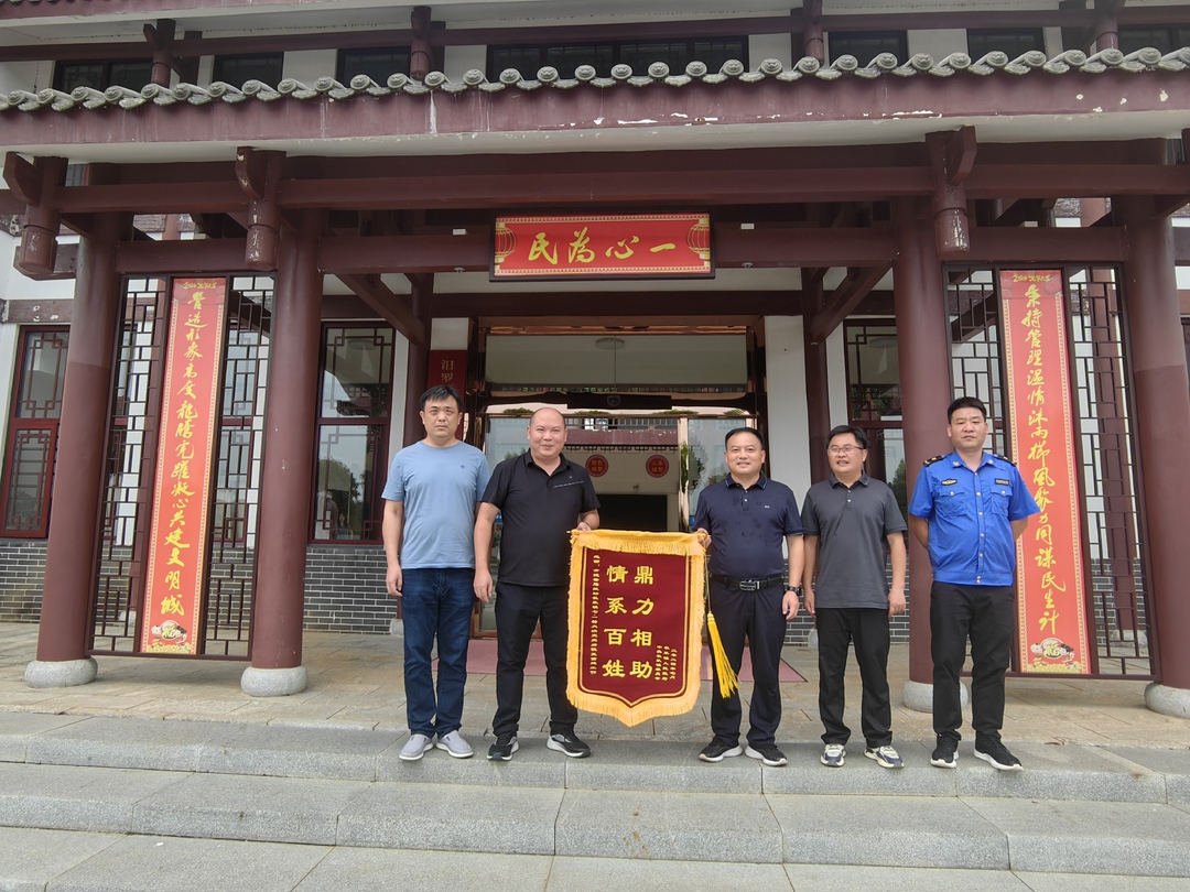 灾后重建伸援手 长乐镇向市城管执法局赠送锦旗表谢意