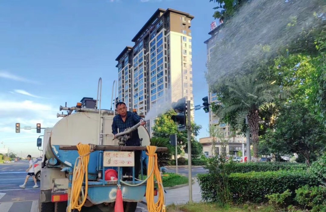 每日浇水600余吨，汨罗园林开启苗木抗旱“保卫战”