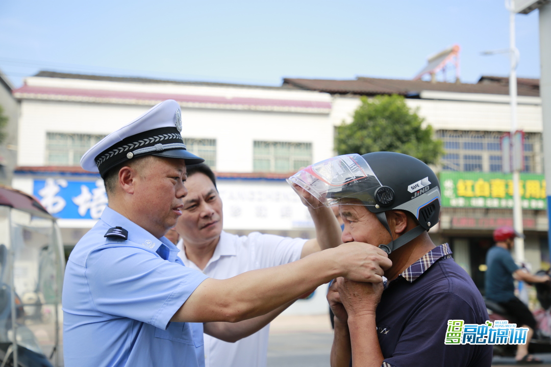 大荆镇开展“戴盔行动”文明劝导，筑牢骑行安全防线
