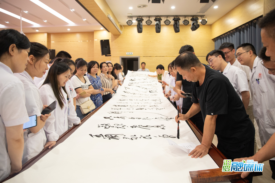 医师节 汨罗书画院走进妇幼赠墨送祝福