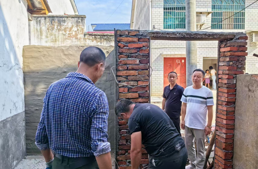 暖人心！罗江镇汨东村热心乡贤为低保户建房解困