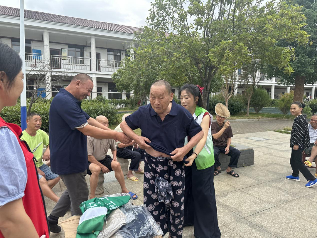 暑气里的清凉，古培镇社工站为镇敬老院老人送新衣