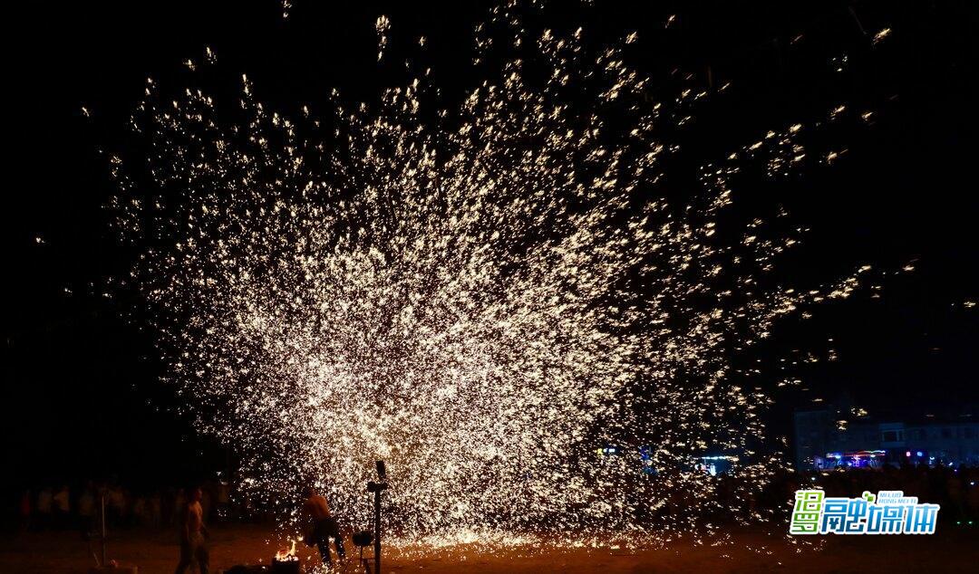 中式浪漫！1600度打铁花中秋前夕在新市古镇璀璨上演
