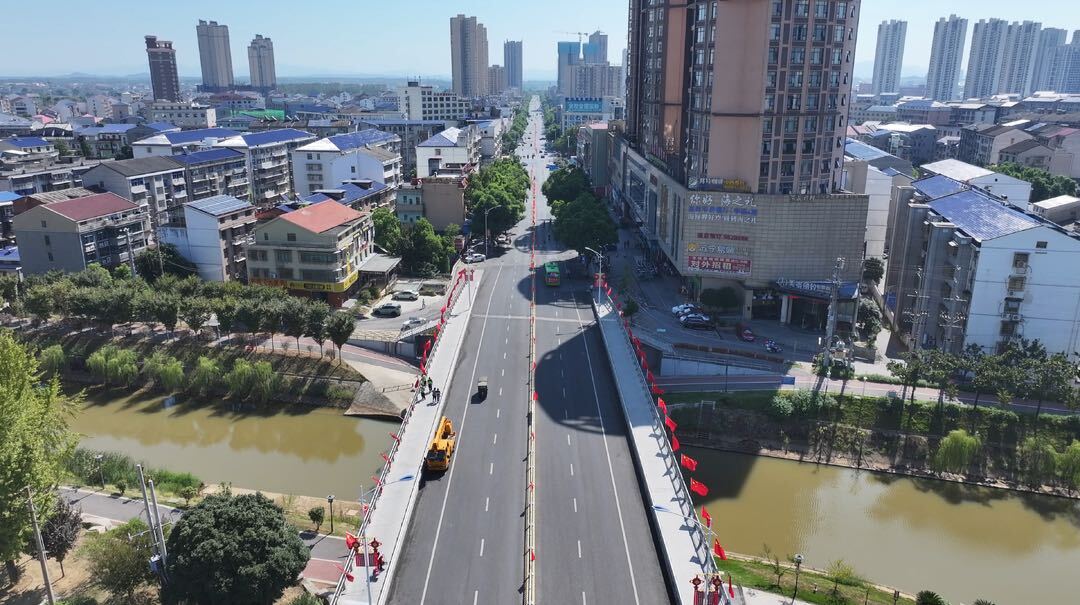 迎国庆！汨罗街头飘起“中国红”