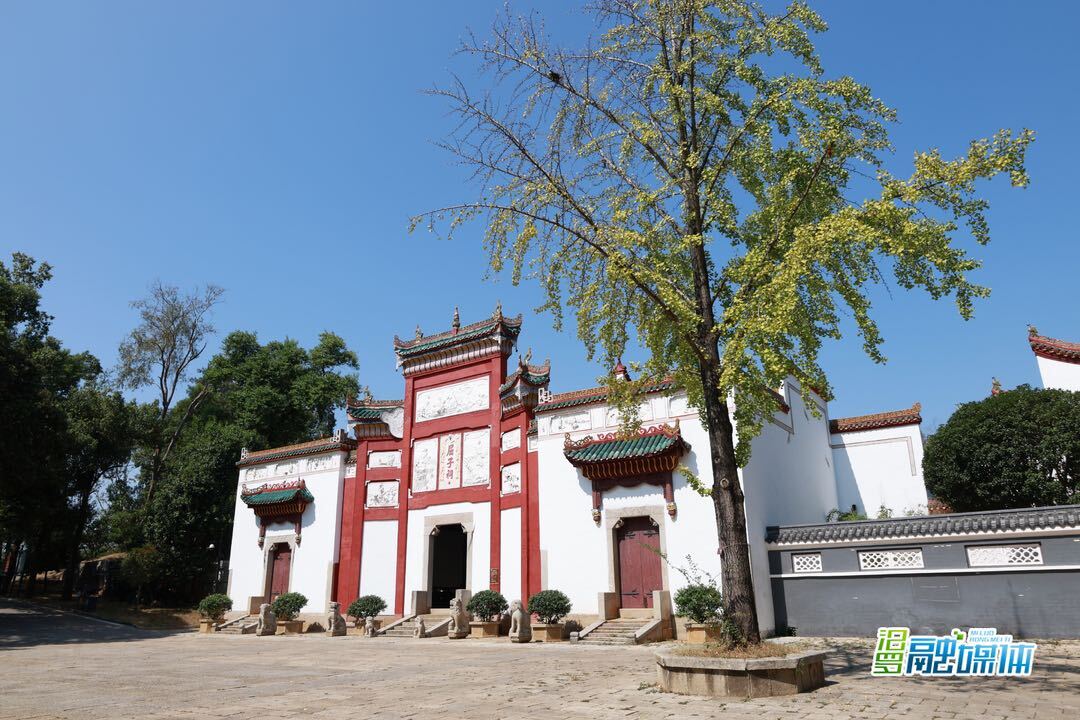 屈子绝尘去，古祠驻忠魂