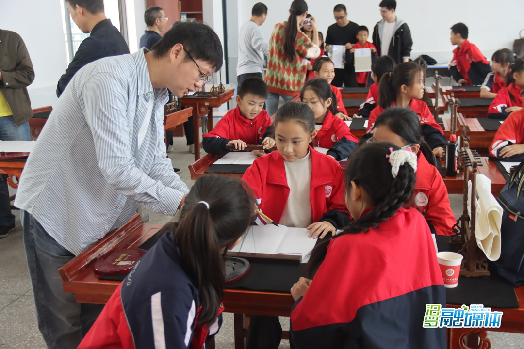 任弼时芙蓉学校：书法名家进校园，翰墨飘香润心田