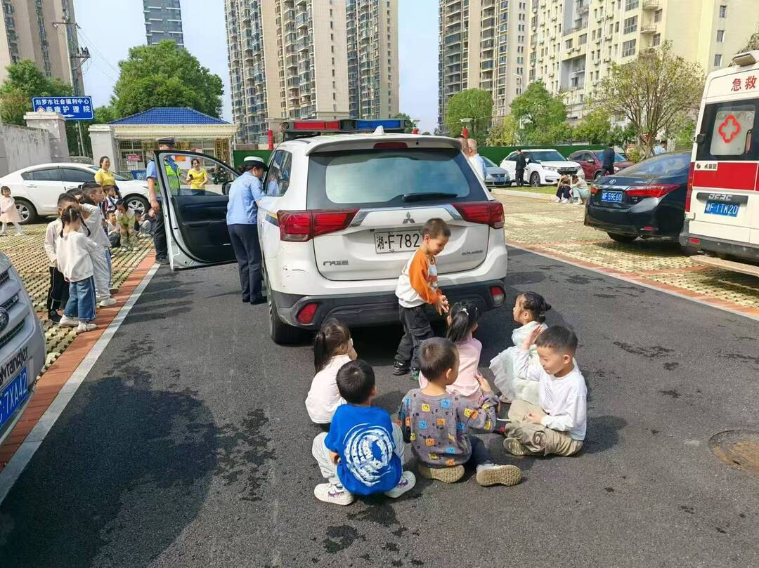 将模拟事故现场搬进幼儿园 汨罗交警这样让平安“童”行