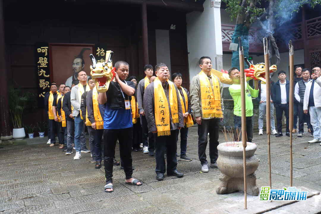 汨罗龙舟 划向世界丨汨罗12支本地龙舟队赛前屈子祠“朝庙”