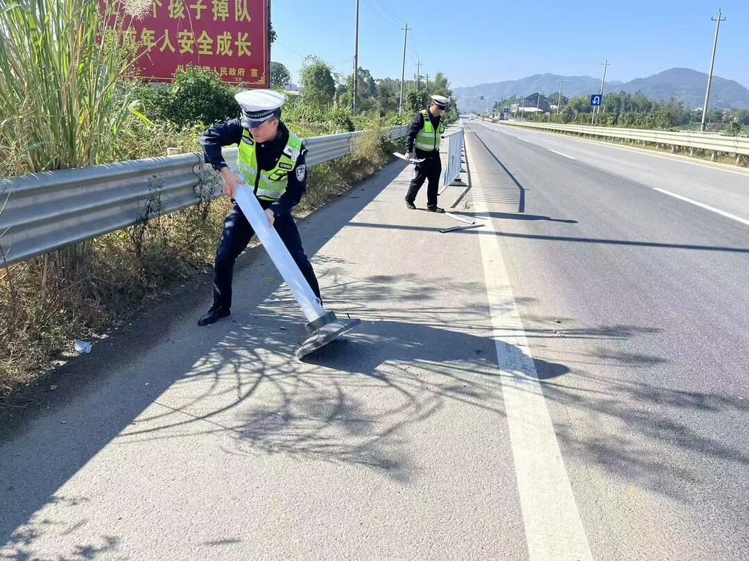 学校路段“机非”交通护栏遭撞坏 汨罗交警及时清除保安全