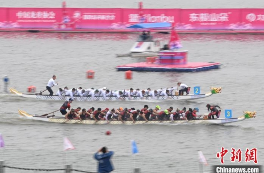 【中国新闻网】国际龙联世界杯汨罗开赛 11支世界顶尖龙舟队竞渡汨罗江