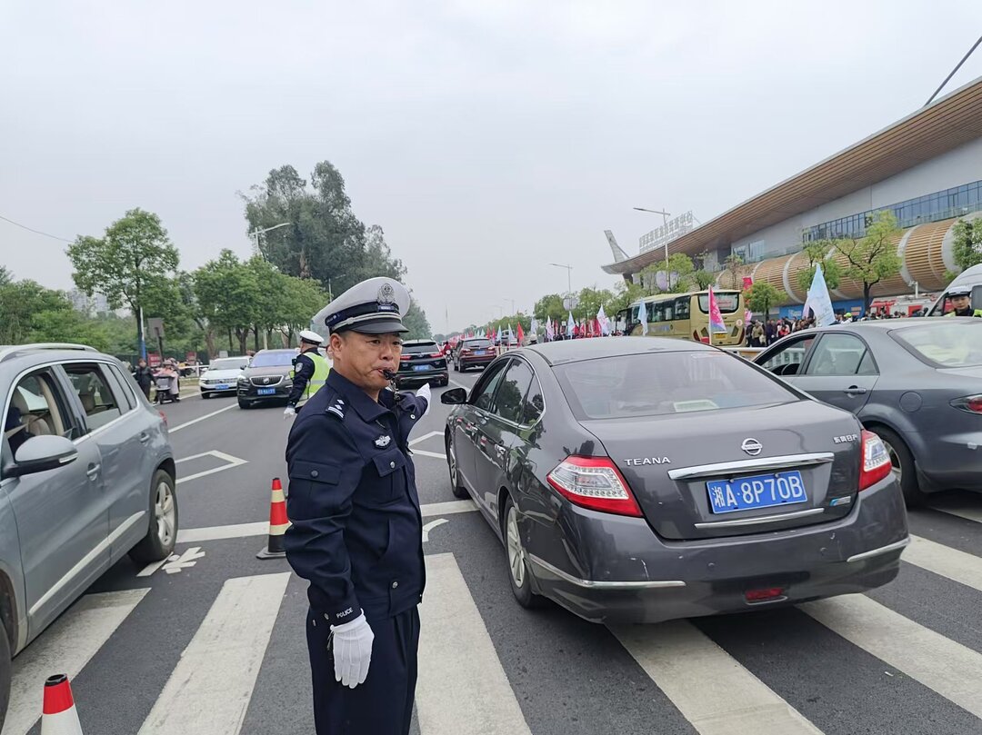龙舟竞渡“警”相随，汨罗交警全程护航两大盛事