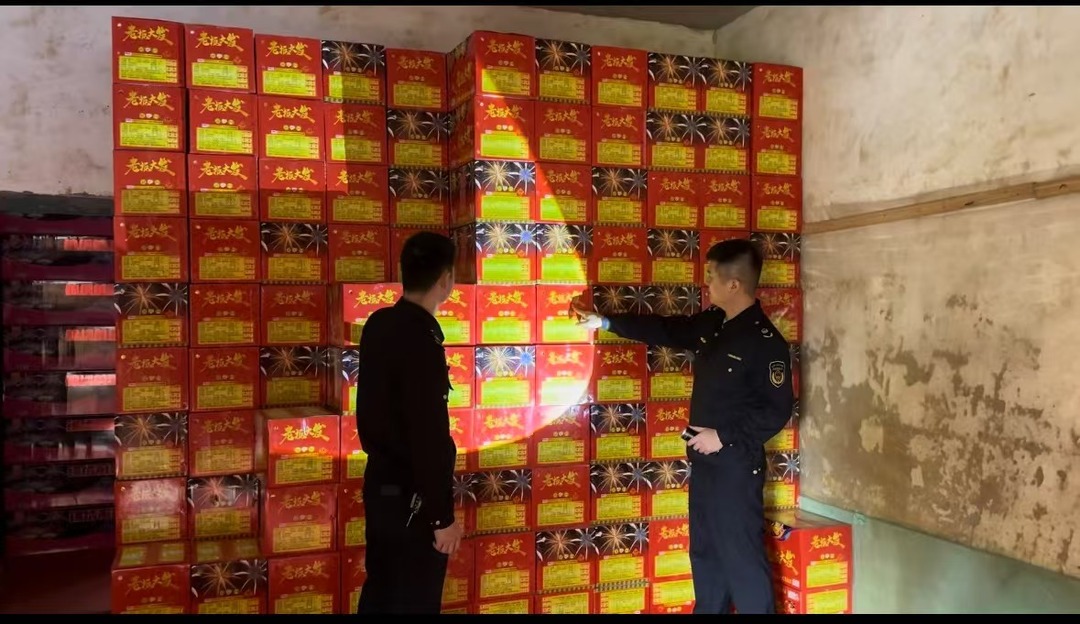 汨罗端掉一起非法储存烟花爆竹窝点，涉案烟花13380件