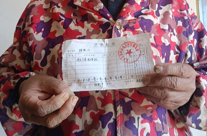 “如果钱不够，我再慢慢攒！”弼时镇八旬老人卖红薯捐钱修路