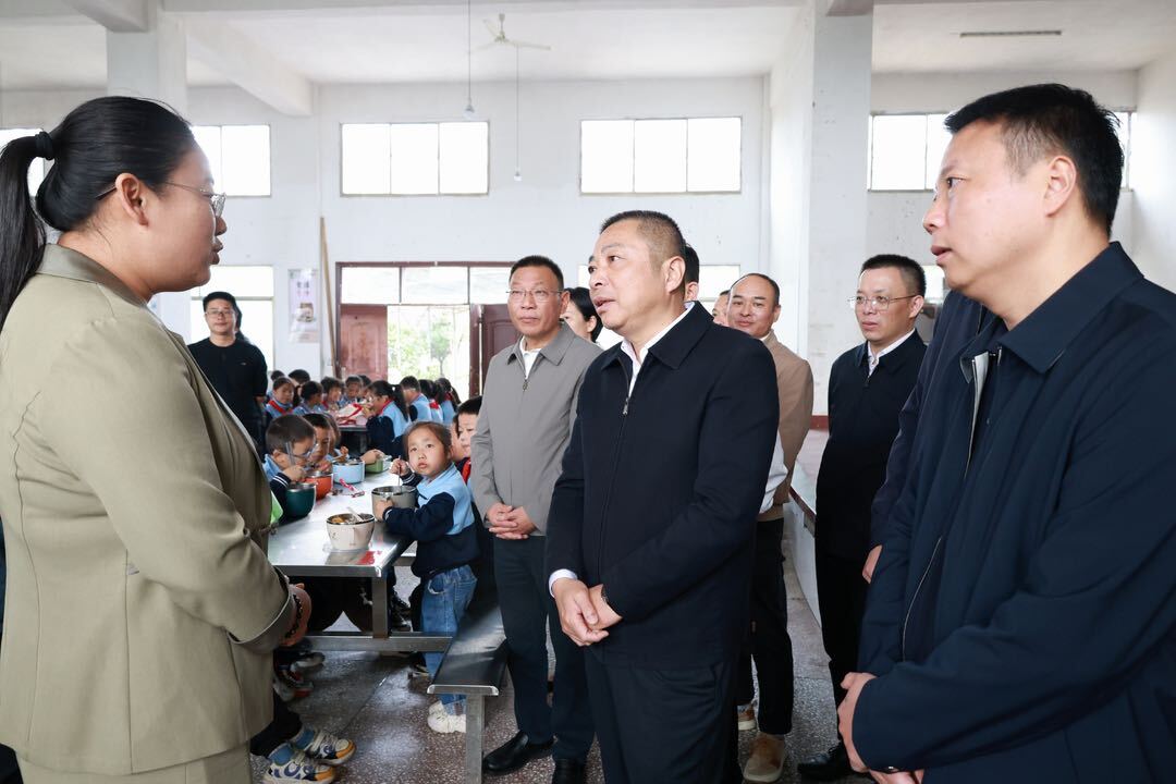 朱平波到屈子学校督导食堂工作
