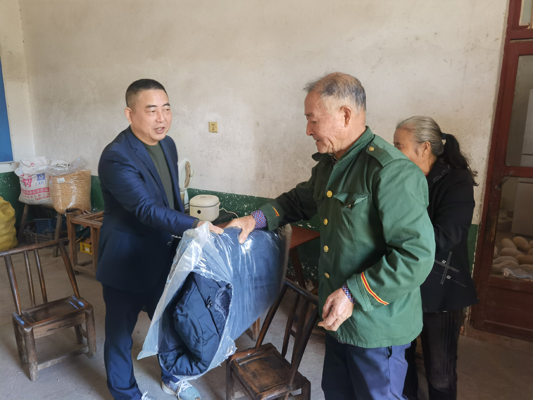 超暖心！弼时镇影珠山村120户困难群众提前收到过冬物资