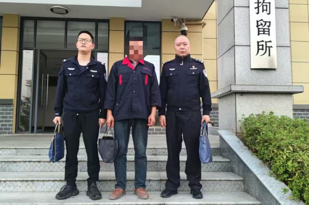 司机遇交警查车选择逃离现场，一日后主动上门接受调查