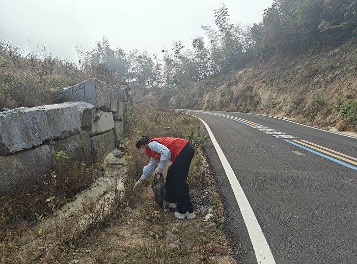 汨罗市气象局开展“绿色环保你我同行”登山活动