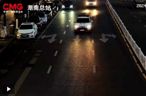 【央视新闻】老人突发心衰 交警争分夺秒为生命开道！